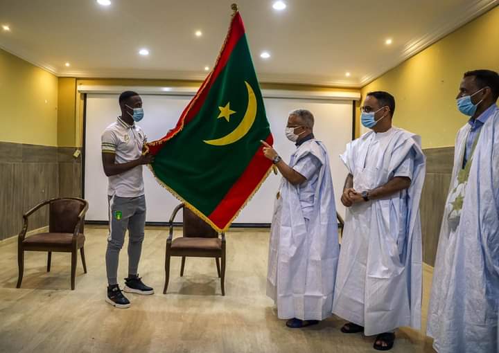 ولد داهي يسلم قائد المنتخب الوطني العلم الوطني إيذانا ببدإ التحضيرات لخوض منافسات بطولة كأس إفريقيا للأمم