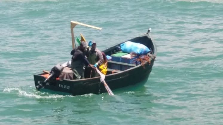 غرق ثلاثة صيادين تقليدين بعد تحطم قاربهم الصغير في البحر قبالة سواحل نواذيبو